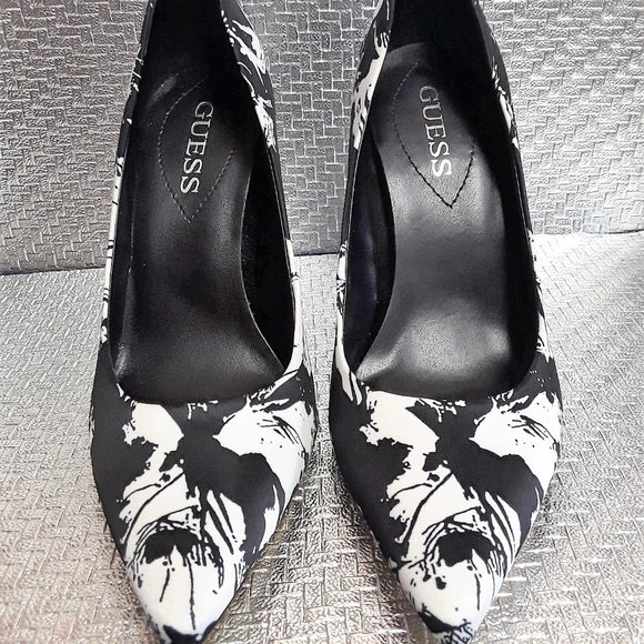 💥GUESS Black/White "GWELOY2" Heel | Size 8.5💥 - Picture 4 of 7